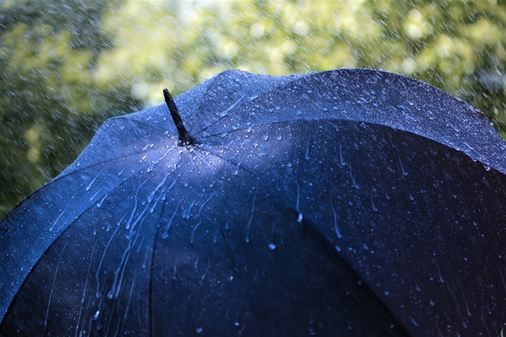 下雨天滴落在蓝色雨伞桑的雨水