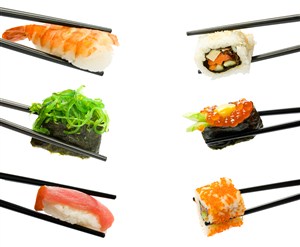 筷子夹住的各种寿司美食高清图 