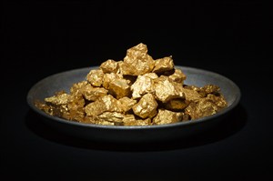 盘子里的金矿石高清图片