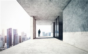 站在建筑平台上眺望城市的商务人士高清图片
