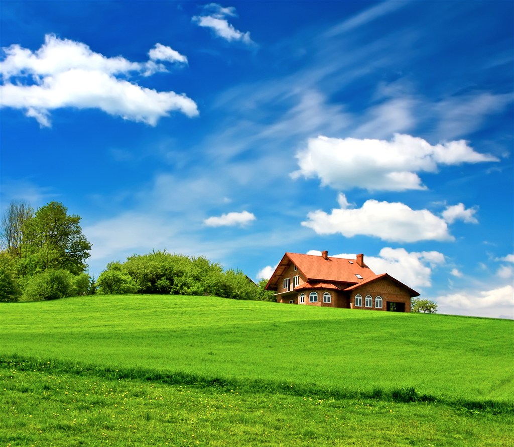 蓝天白云下的农场和绿草地高清图片