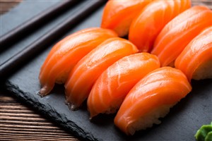 三文鱼寿司料理高清图片