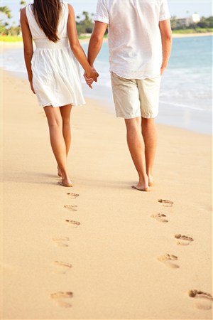 沙滩脚印情侣牵手图片