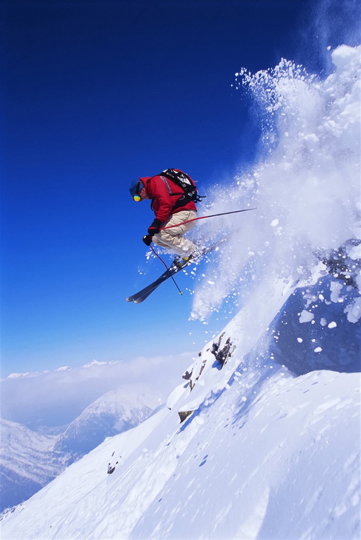 冬日雪山滑雪图片