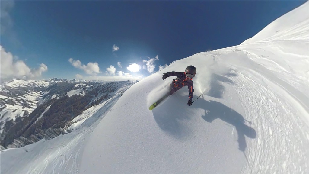 冬日雪山滑雪图片