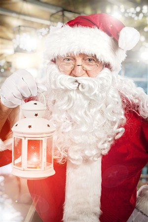 提着灯的圣诞老人高清图片