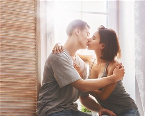 窗台上亲吻的欧美情侣图片
