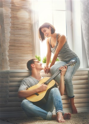 弹吉他的欧美情侣图片