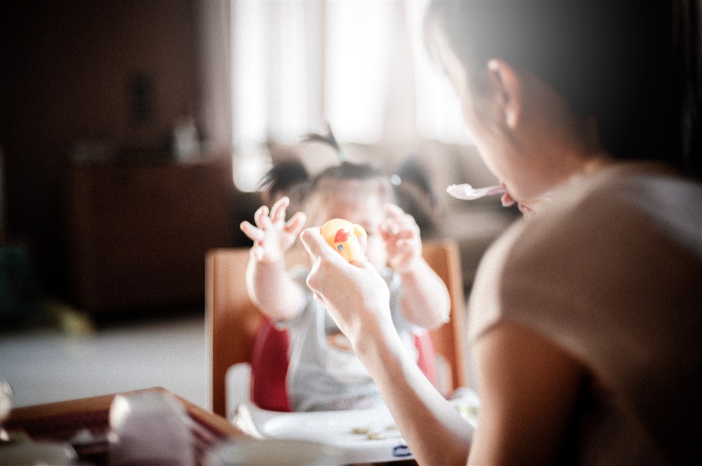 妈妈正在喂孩子吃东西儿童童真温馨