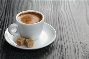 黑桌子冰糖咖啡杯和暖暖咖啡图片