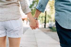 逛街中的情侣牵手图片