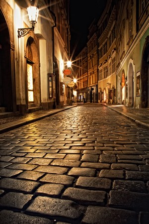 欧洲小镇夜晚街景图片
