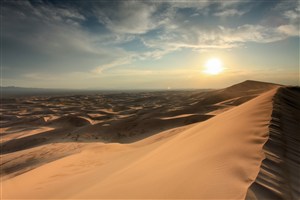朝阳下的沙漠高清摄影图片