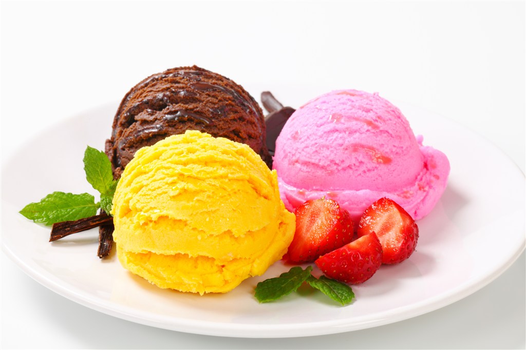 草莓芒果巧克力冰淇淋球