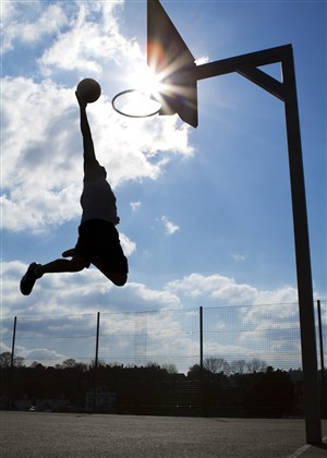 打篮球时的照片图片
