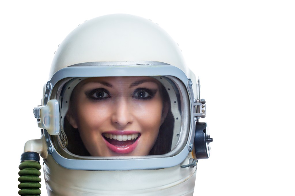 戴着宇航员防护头盔微笑的美女高清图片 