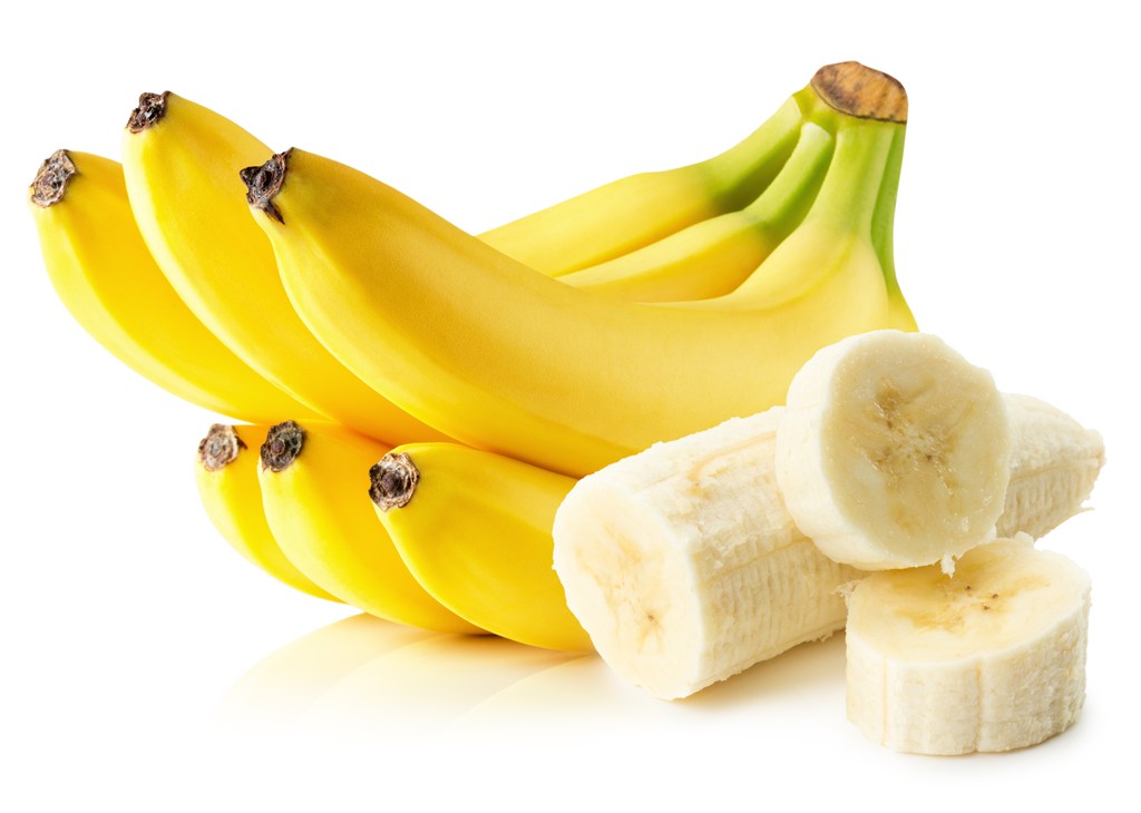 新鲜的香蕉和切开的香蕉高清图片