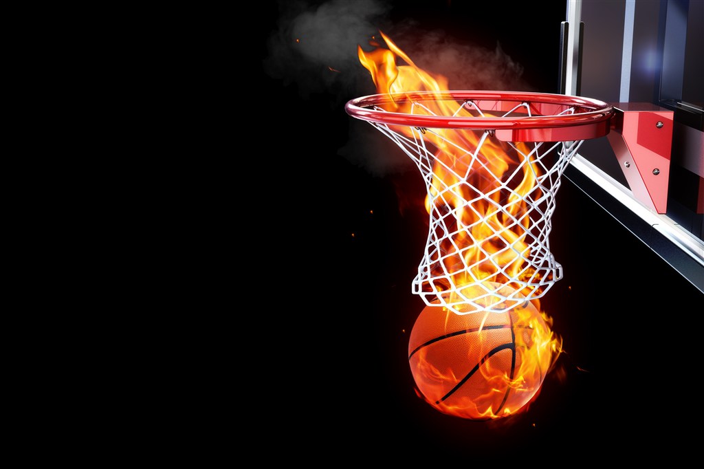 篮框中的火焰篮球高清图片 
