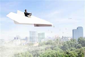城市上空驾驶纸飞机上的男士高清图片 