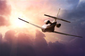 霞光中的云层和飞机高清图片 
