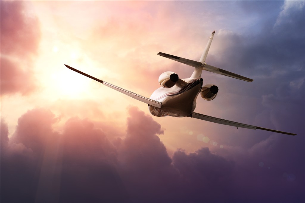 霞光中的云层和飞机高清图片 