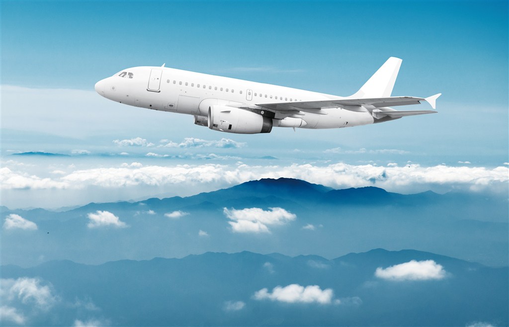 蓝天上飞行的白色客机高清图片 