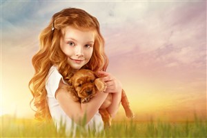 天空下抱着小狗的金发女孩合成高清图片 