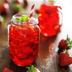 血红色草莓果汁饮品