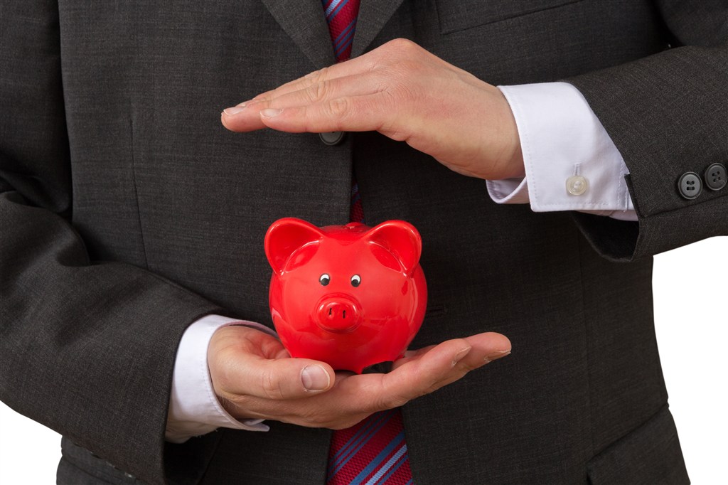 商务人士手心的红色小猪存钱罐高清图片