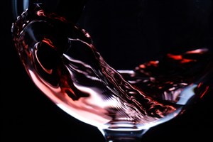 玻璃杯里的酒花特写高清图片