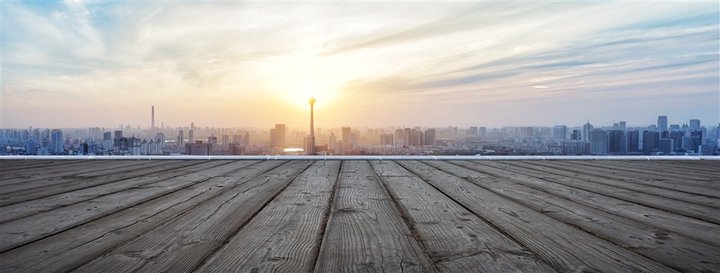 夕陽(yáng)下的城市建筑和木地板高清圖片