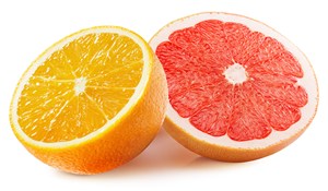 切开的葡萄柚和橙子高清图片
