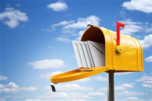 蓝天白云下的黄色信箱里的信件高清图片
