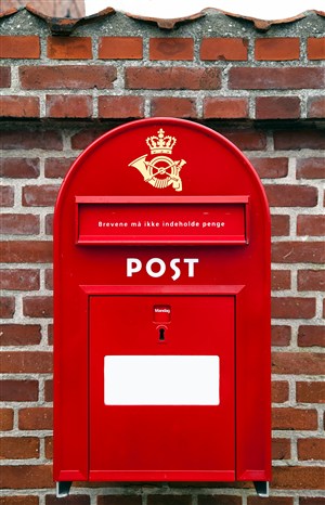 红砖墙前的红色信箱高清图片