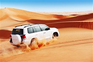 在沙漠中行驶的汽车高清图片