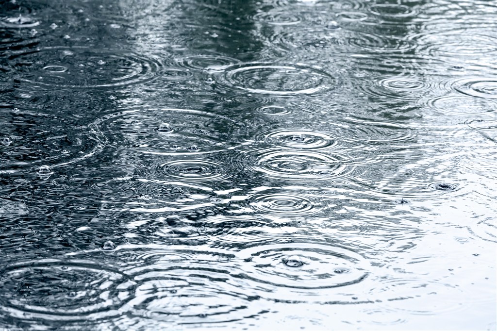 下雨天水面上的水纹高清图片