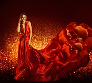 穿着红色丝绸礼服裙的性感美女高清图片
