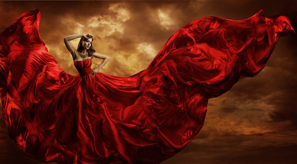 穿着红色丝绸礼服裙在空中飞扬的美女高清图片