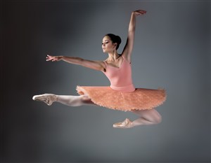穿着粉色芭蕾舞裙跳舞的女孩 