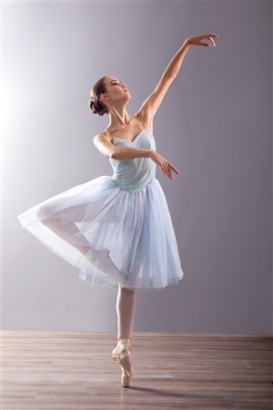 优美的女性芭蕾舞演员高清图片