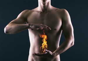 赤裸上身双手之间燃烧着火焰的男士高清图片