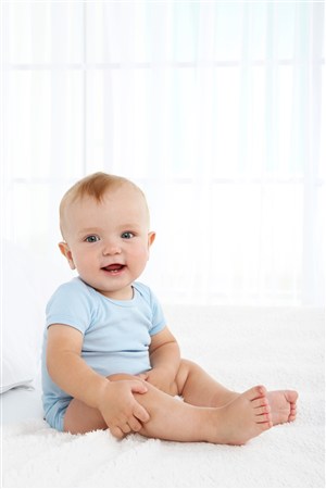 坐在白色地毯上的婴儿高清图片