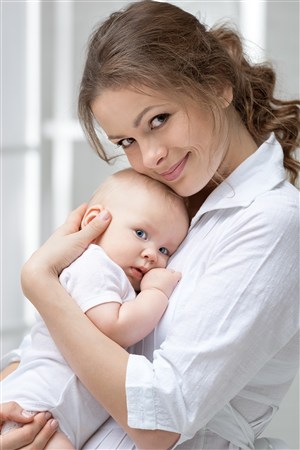 抱在妈妈怀里的婴儿高清图片