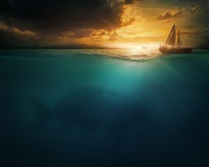 黄昏中的海洋和帆船高清图片