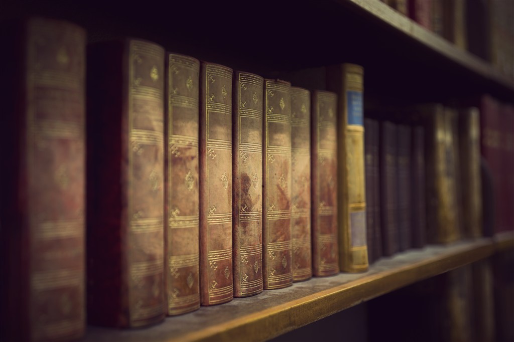 书架上整齐的古典书籍高清图片