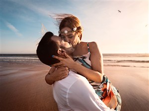 海边沙滩浪漫的情侣