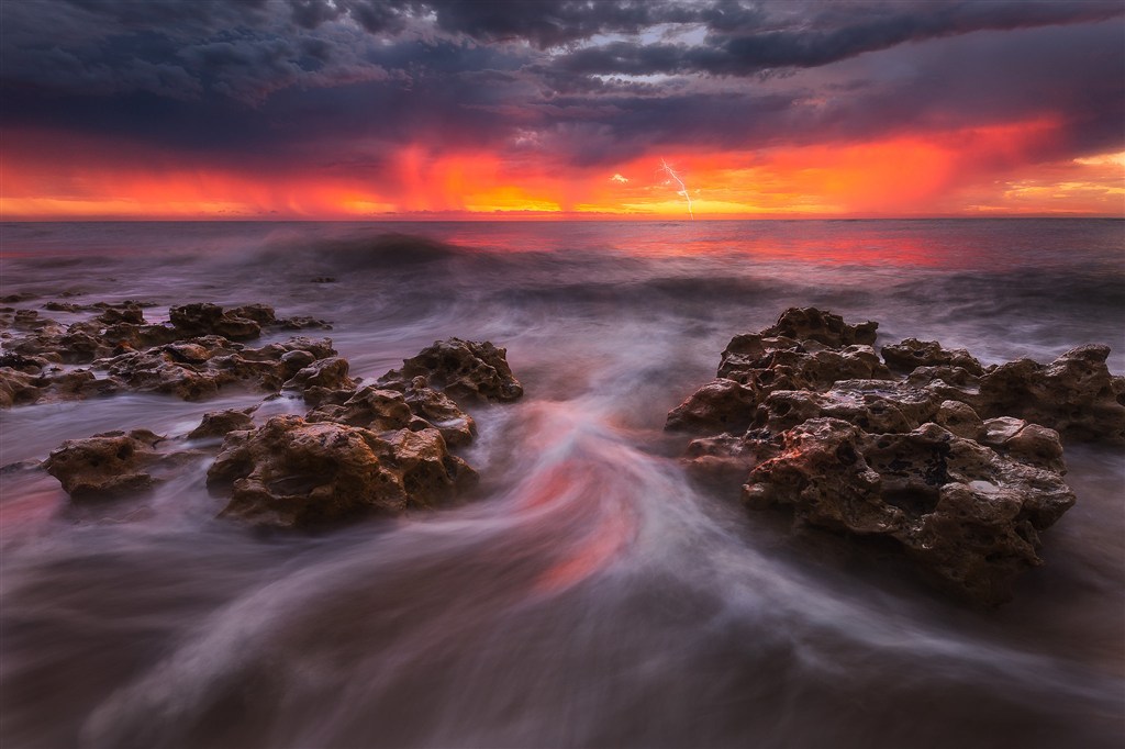 唯美奇幻海边火烧云礁石激流风景图片