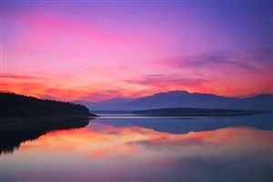 唯美湖畔晚霞风景画