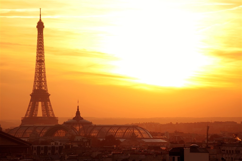 黄昏巴黎铁塔风景画