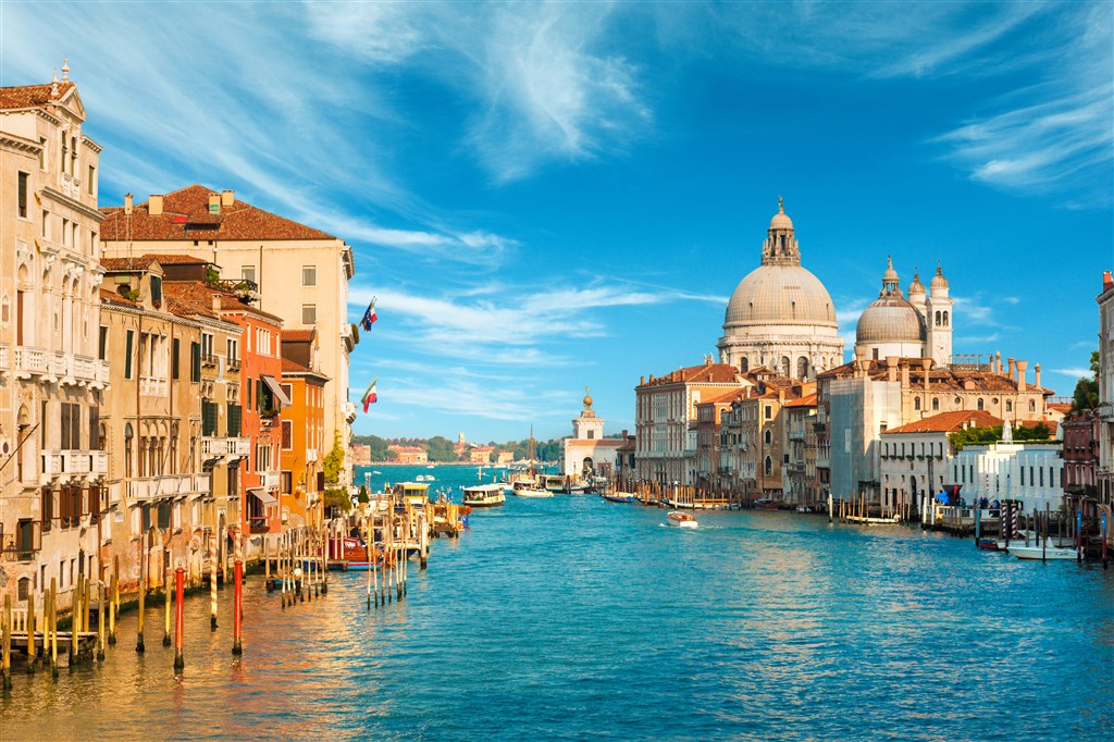 高清水上威尼斯风景画